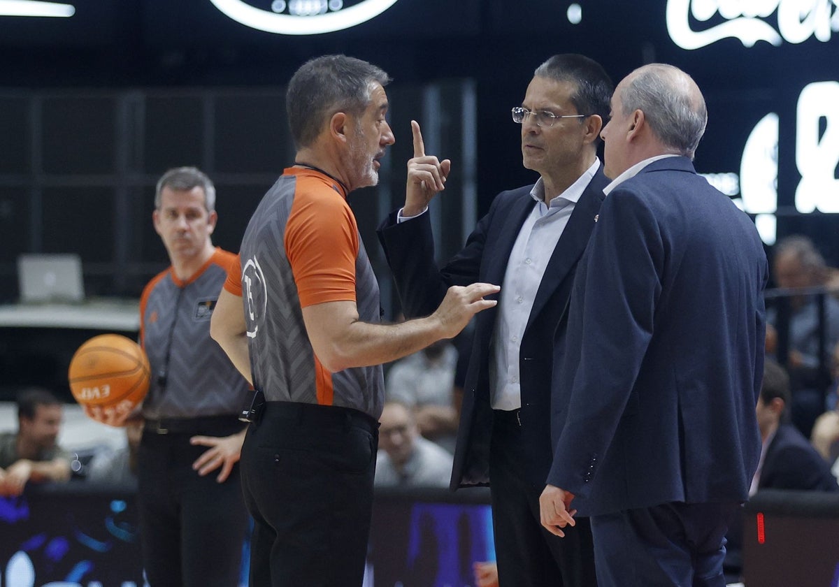 Pedro Martínez dialoga con uno de los árbitros.