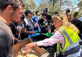 Un reparto de comida en el viejo cauce.