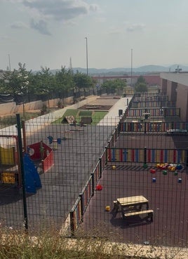 Patio sin sombra en el CEIP La Sabina.