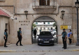 Agentes de la Guardia Civil, en el cuartel de Patraix.
