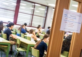 Alumnos durante la selectividad.