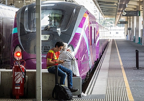 Dos viajeros esperan al tren en la estación de Joaquín Sorolla.