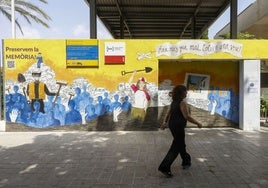 El mural, situado en la entrada del IES Font de Sant Lluís de Valencia.