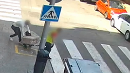 Dos miembros de la banda trasladan con un carrito la caja fuerte que robaron en Castellón.