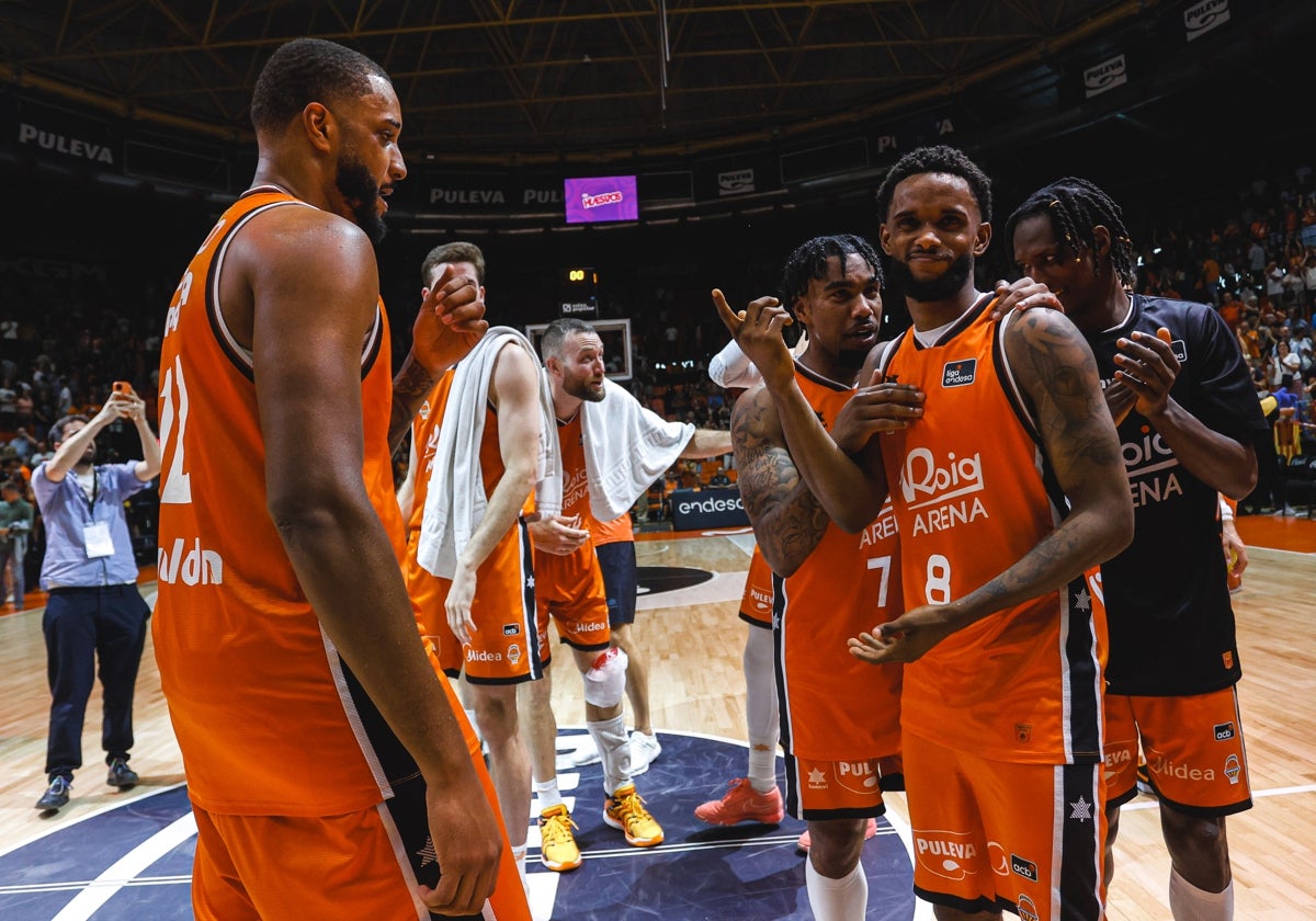 Los jugadores del Valencia Basket en el partido de anoche en La Fonteta.