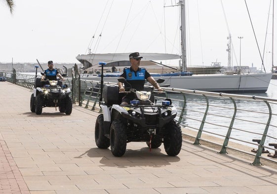 Uno de los nuevos vehículos para vigilar la playa de Gandia.