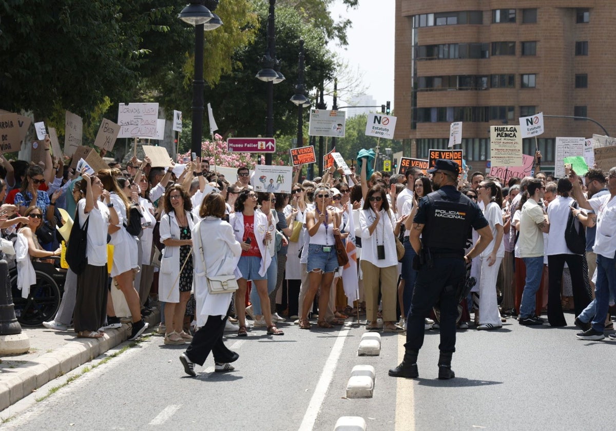 Cientos de médicos cortan el tráfico en Valencia para reclamar sus derechos laborales | Las Provincias