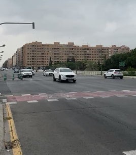 Los vehículos vuelven a circular por Pérez Galdós en el cruce con Petxina.