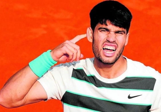 Carlos Alcaraz hace un gesto al público durante la final de Roland Garros del pasado domingo frente a Jannik Sinner.