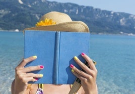 Las 10 novelas «para leer bajo el sol y dejarse llevar» que recomienda el escritor Fernando Bonete
