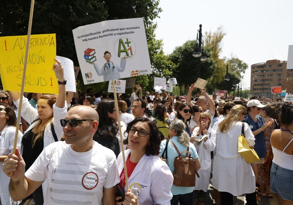 La huelga de médicos obliga a aplazar miles de consultas y operaciones en la Comunitat
