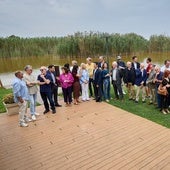 El grupo de personalidades de la sociedad valenciana, retratado en las instalaciones del Nou Racó.