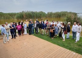 El grupo de personalidades de la sociedad valenciana, retratado en las instalaciones del Nou Racó.