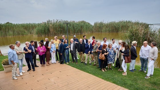 El grupo de personalidades de la sociedad valenciana, retratado en las instalaciones del Nou Racó.