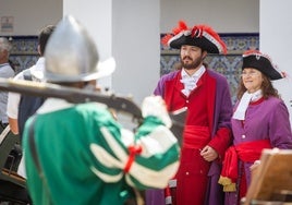 Dos recreadores observan un instante de la Batalla de Pavía, este sábado.