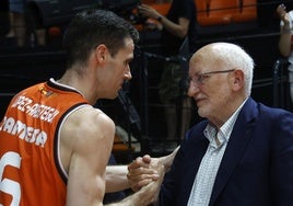 López-Arostegui charla con Juan Roig tras el segundo partido de la semifinal de la ACB contra La Laguna Tenerife.