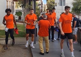 Los jugadores del Valencia Basket salen del hotel en Santa Cruz de Tenerife hacia el entrenamiento.