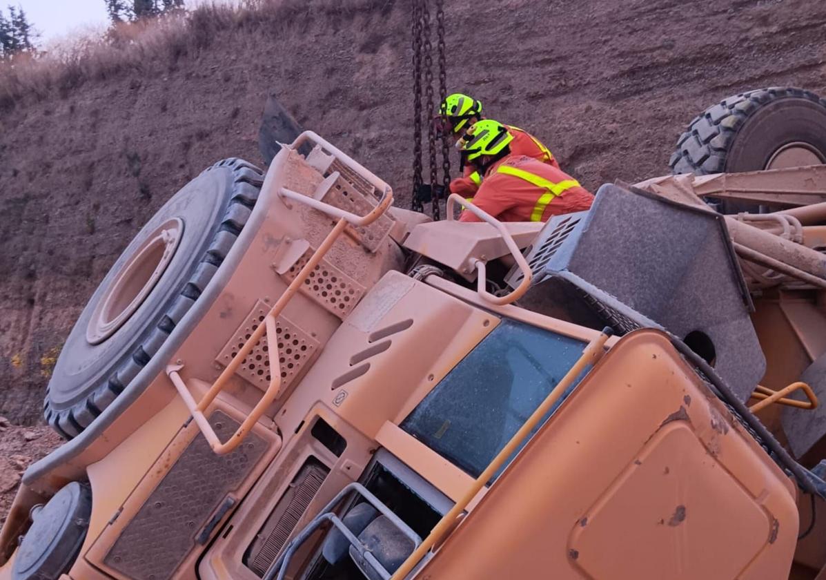 Muere un hombre al volcar con la máquina que trabajaba en Llíria