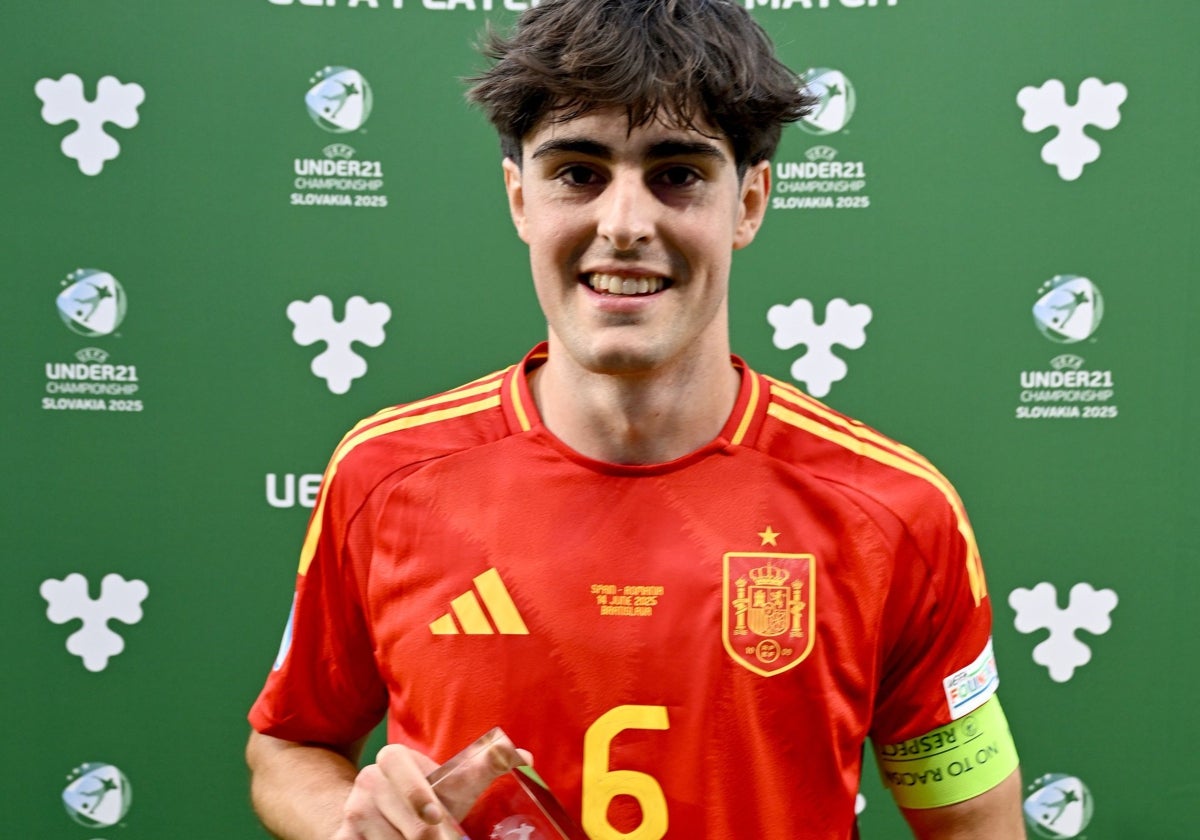 Javi Guerra, con el galardón de la UEFA tras el partido.