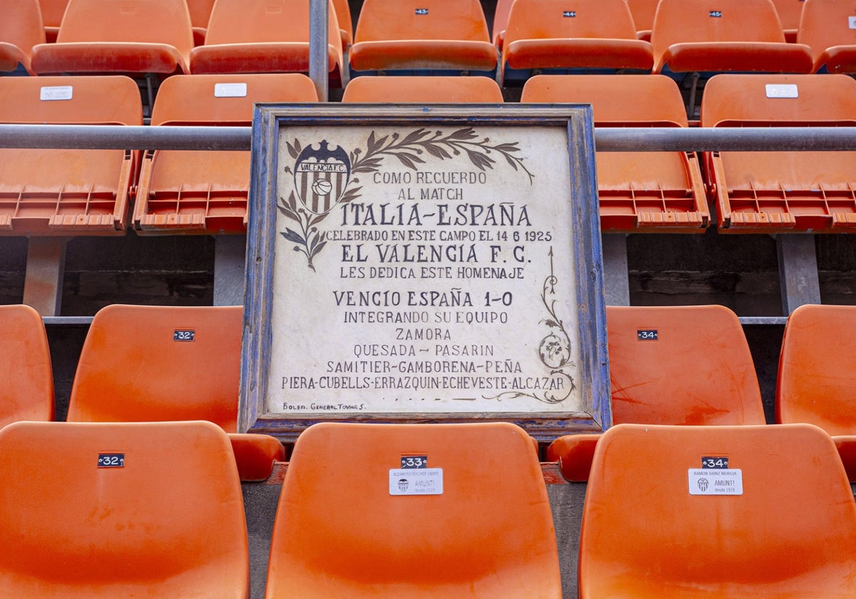 Placa conmemorativa del primer partido internacional en Mestalla.