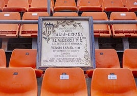 Placa conmemorativa del primer partido internacional en Mestalla.