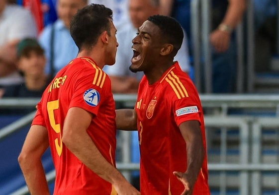 La pareja de centrales valencianistas César Tárrega y Cristhian Mosquera, celebrando con España sub-21 en el Europeo.