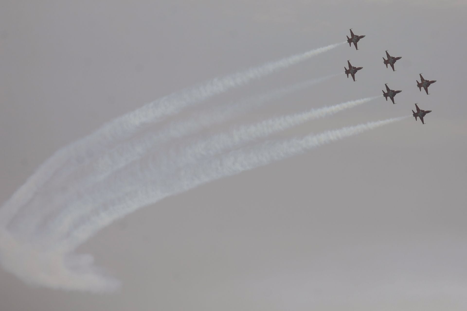 El Rey asiste al último vuelo de la mítica Patrulla Águila tras 40 años de acrobacias