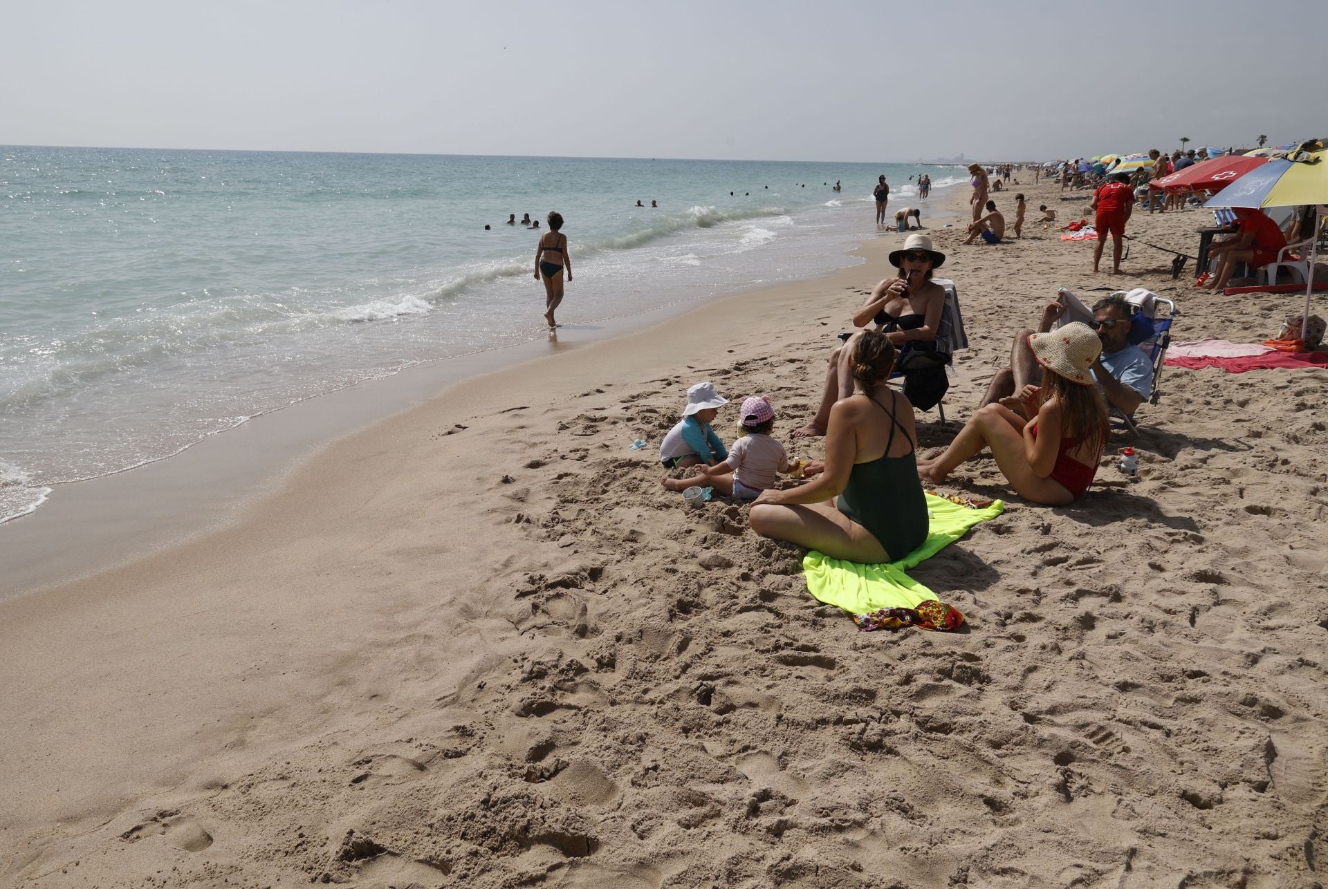 Fotos del estado de la playa de El Saler tras las labores de limpieza de residuos de la dana