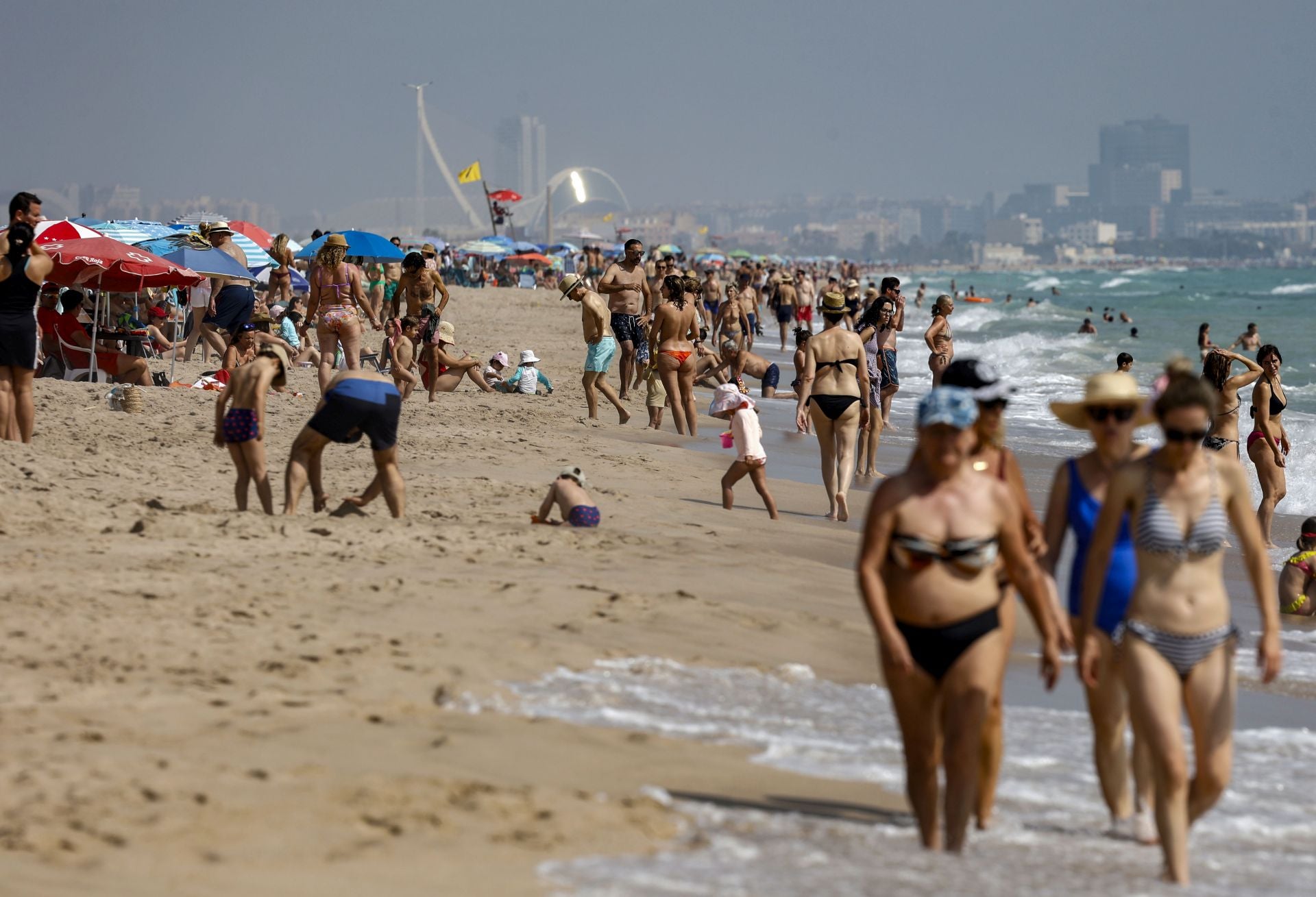 Fotos del estado de la playa de El Saler tras las labores de limpieza de residuos de la dana