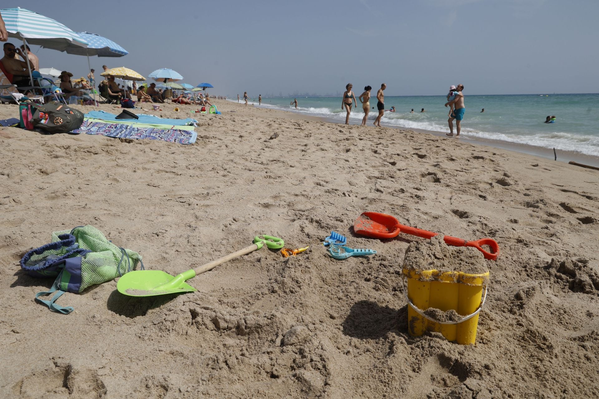 Fotos del estado de la playa de El Saler tras las labores de limpieza de residuos de la dana