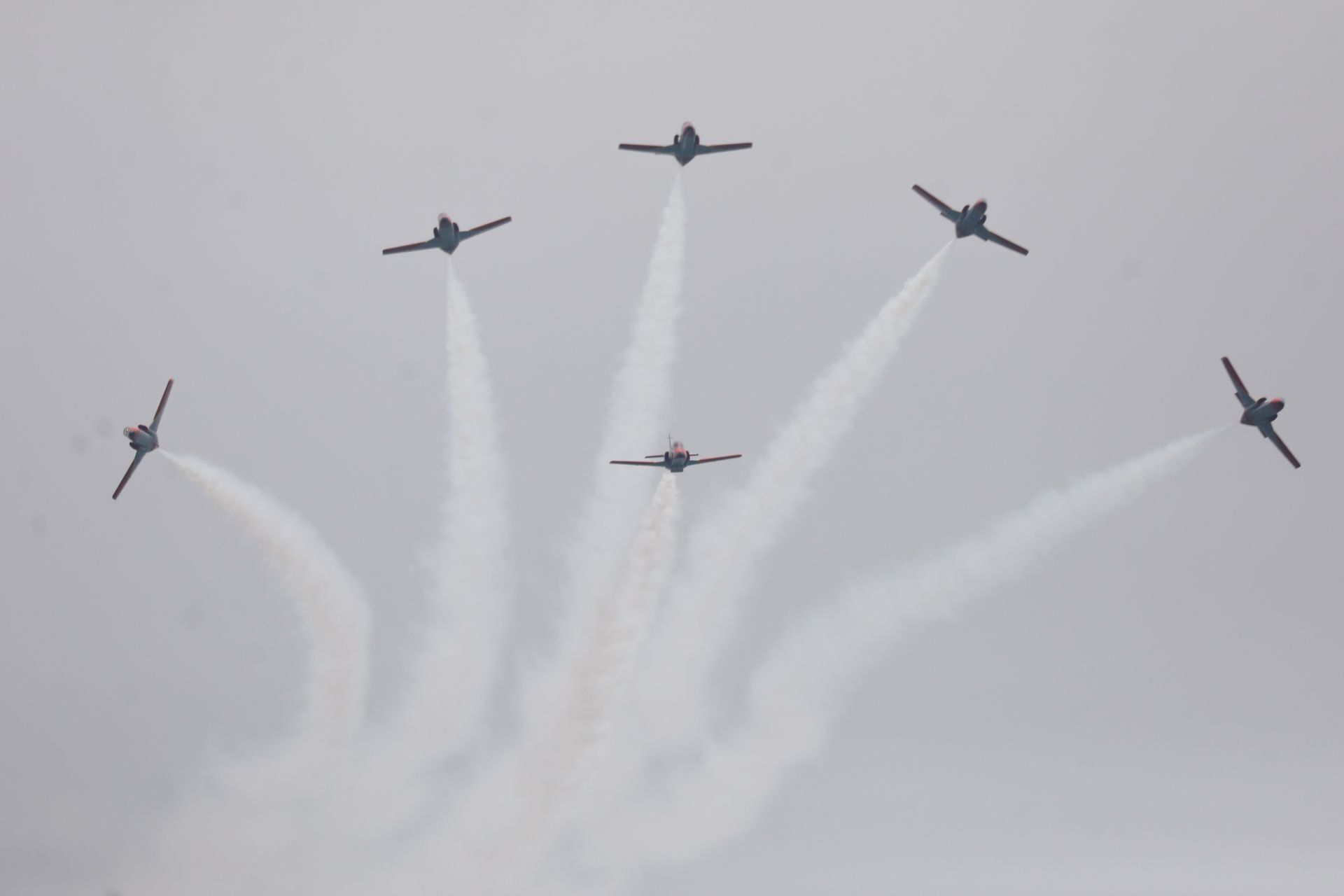 El Rey asiste al último vuelo de la mítica Patrulla Águila tras 40 años de acrobacias