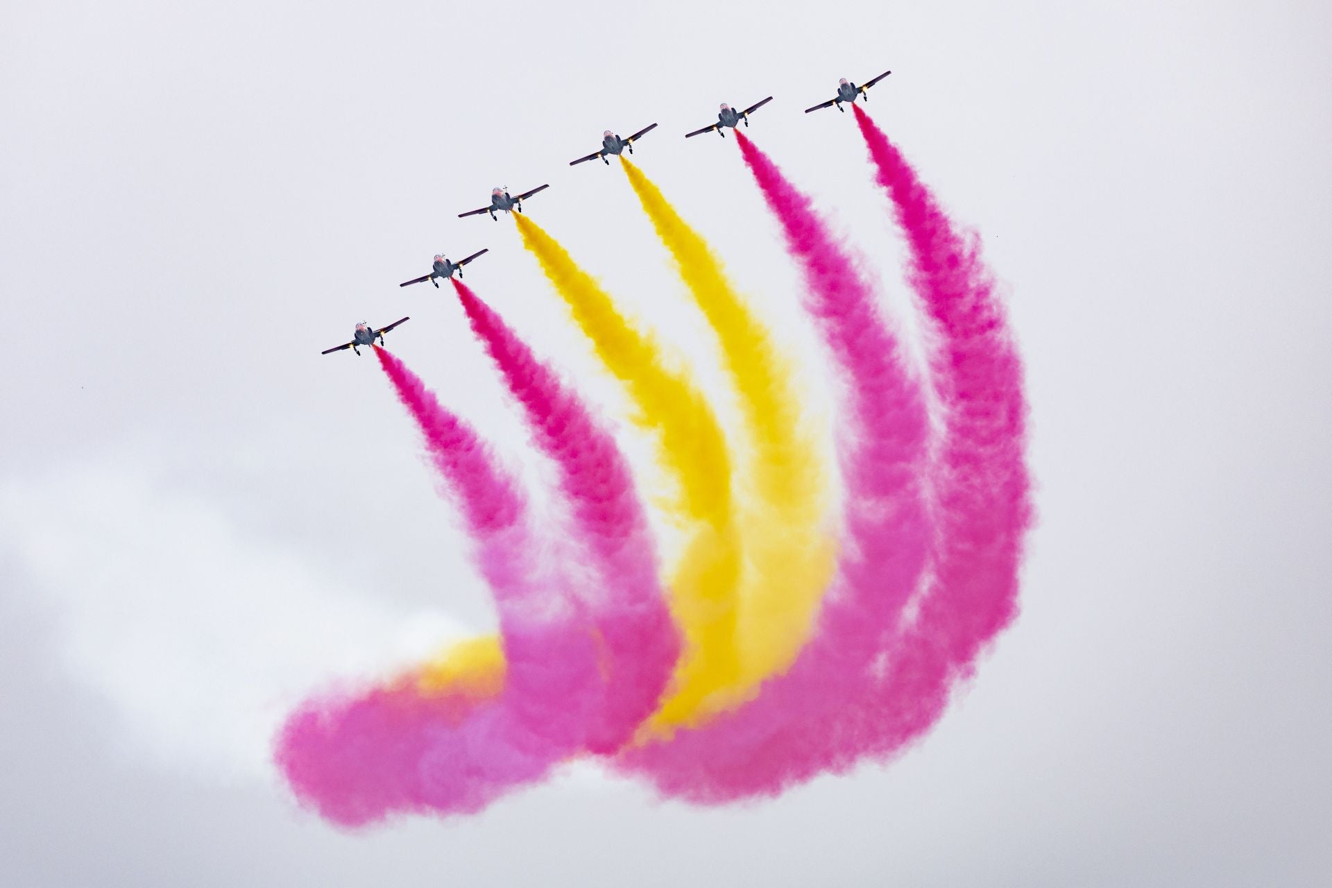 El Rey asiste al último vuelo de la mítica Patrulla Águila tras 40 años de acrobacias