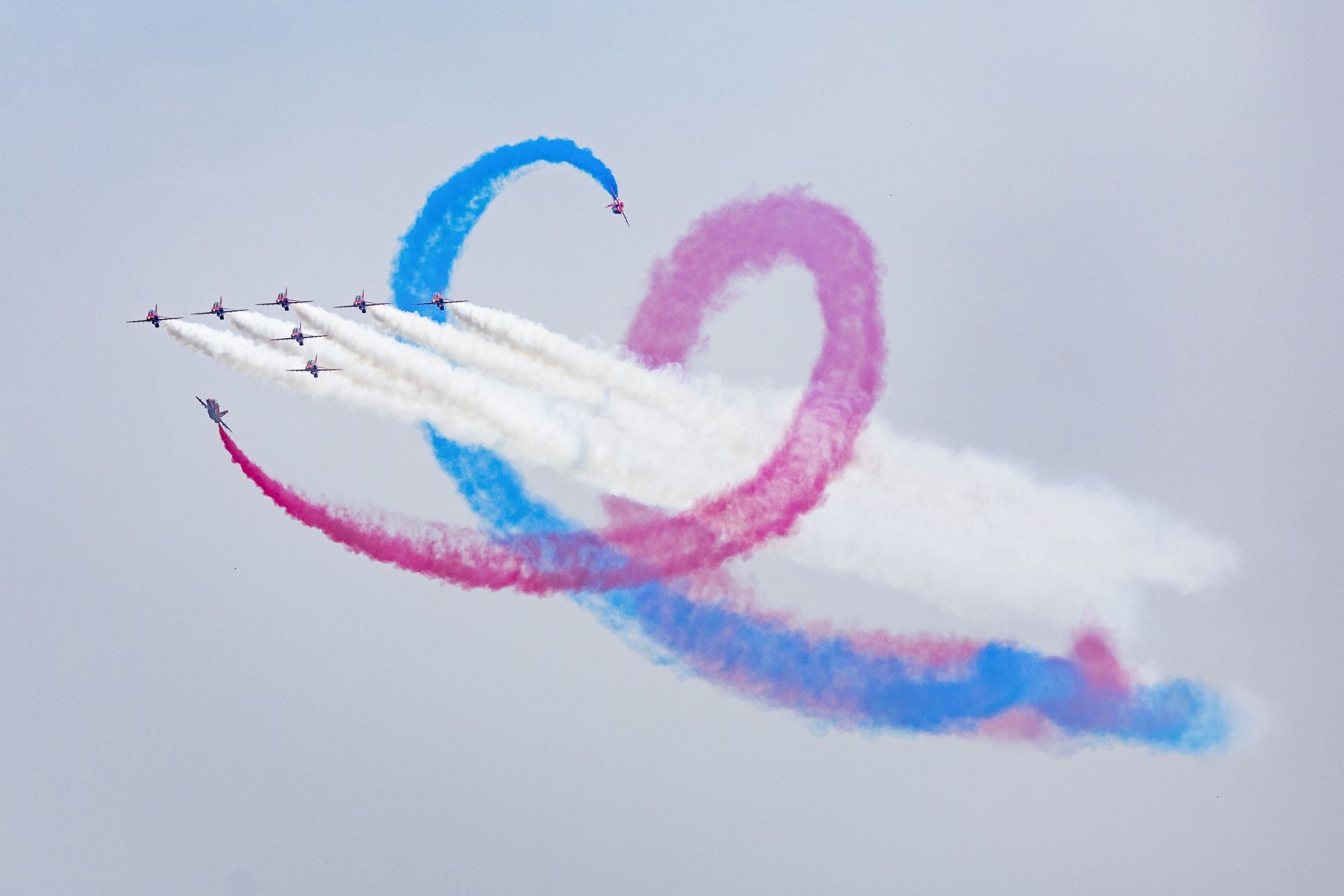 El Rey asiste al último vuelo de la mítica Patrulla Águila tras 40 años de acrobacias