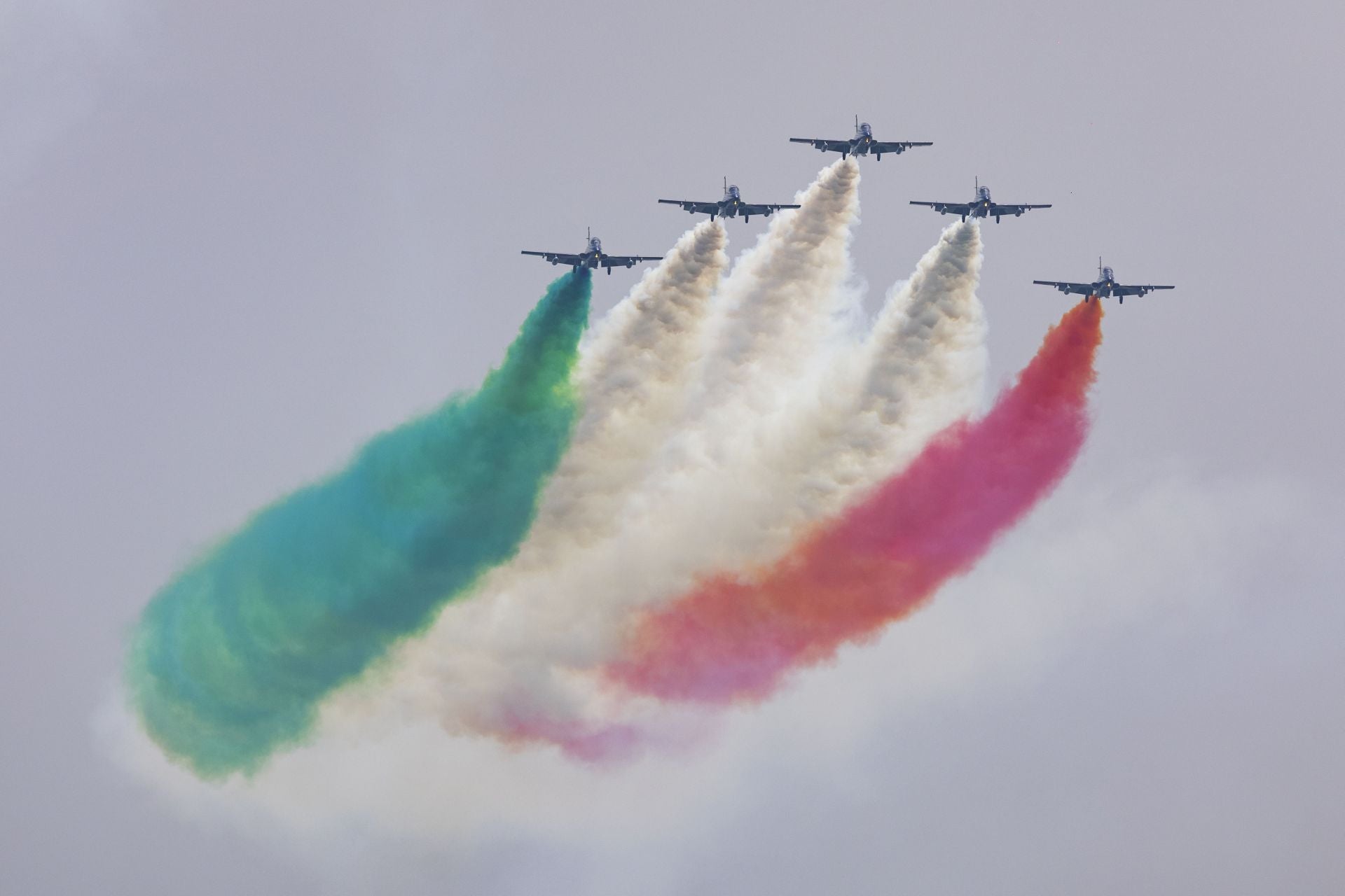 El Rey asiste al último vuelo de la mítica Patrulla Águila tras 40 años de acrobacias
