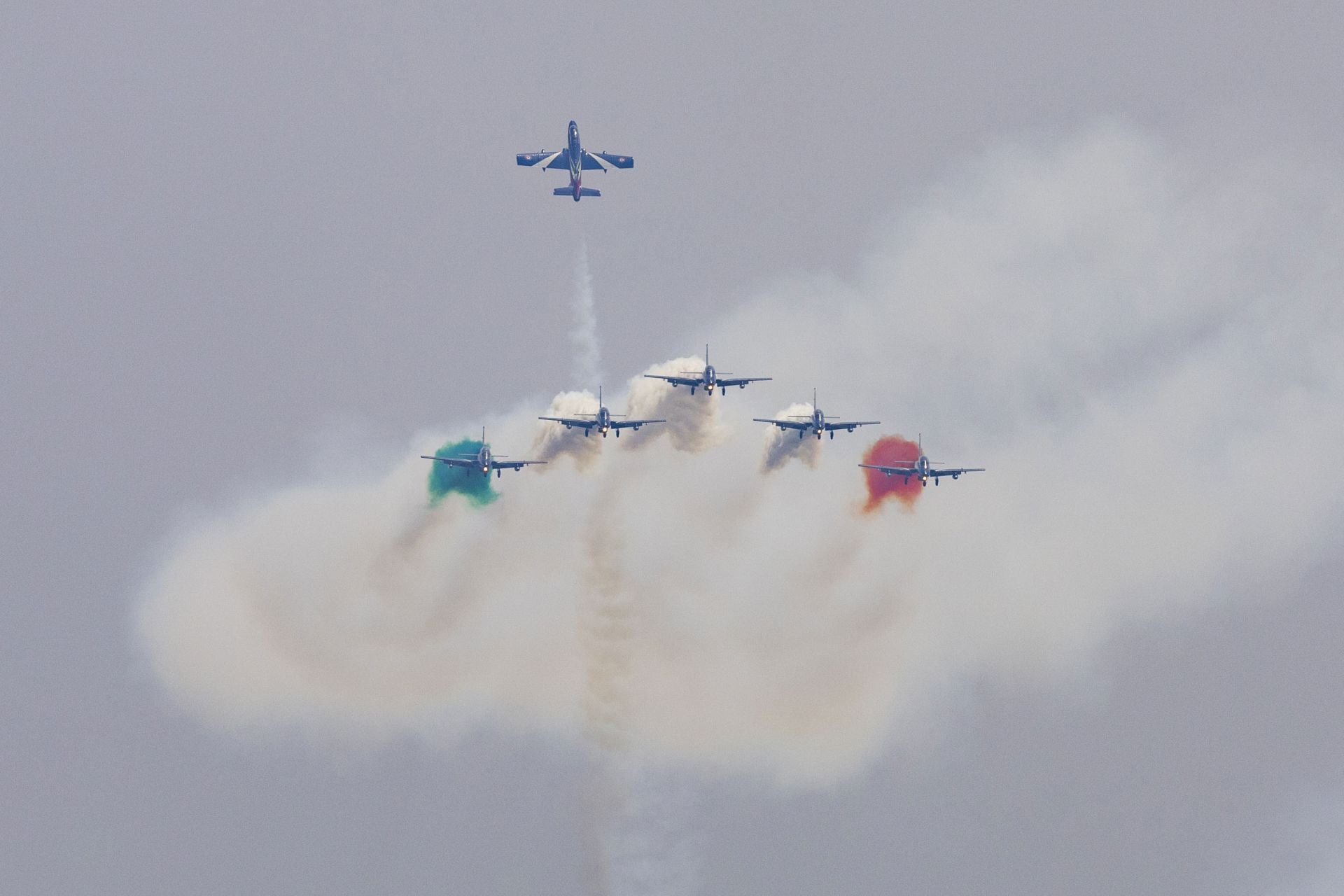 El Rey asiste al último vuelo de la mítica Patrulla Águila tras 40 años de acrobacias