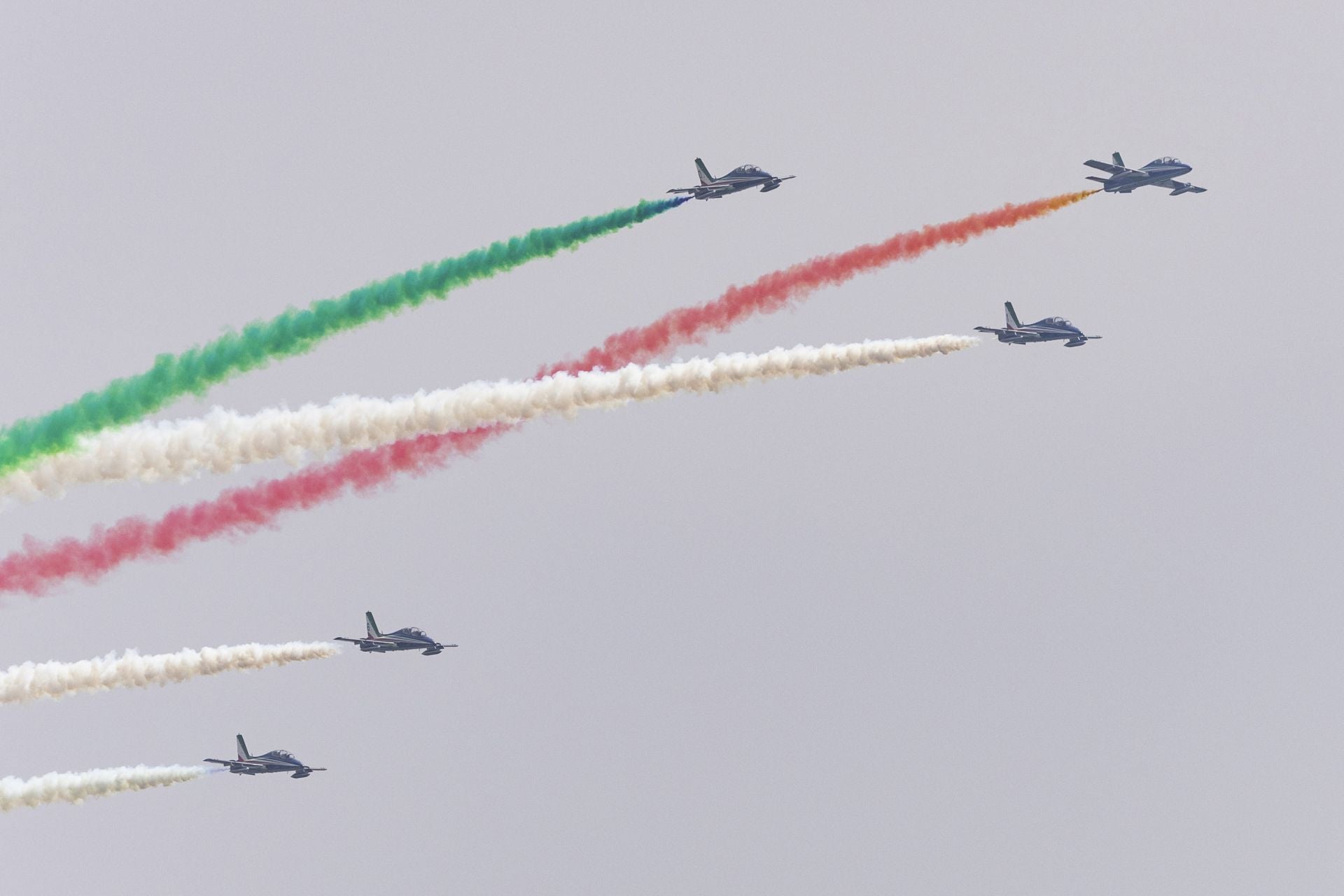 El Rey asiste al último vuelo de la mítica Patrulla Águila tras 40 años de acrobacias