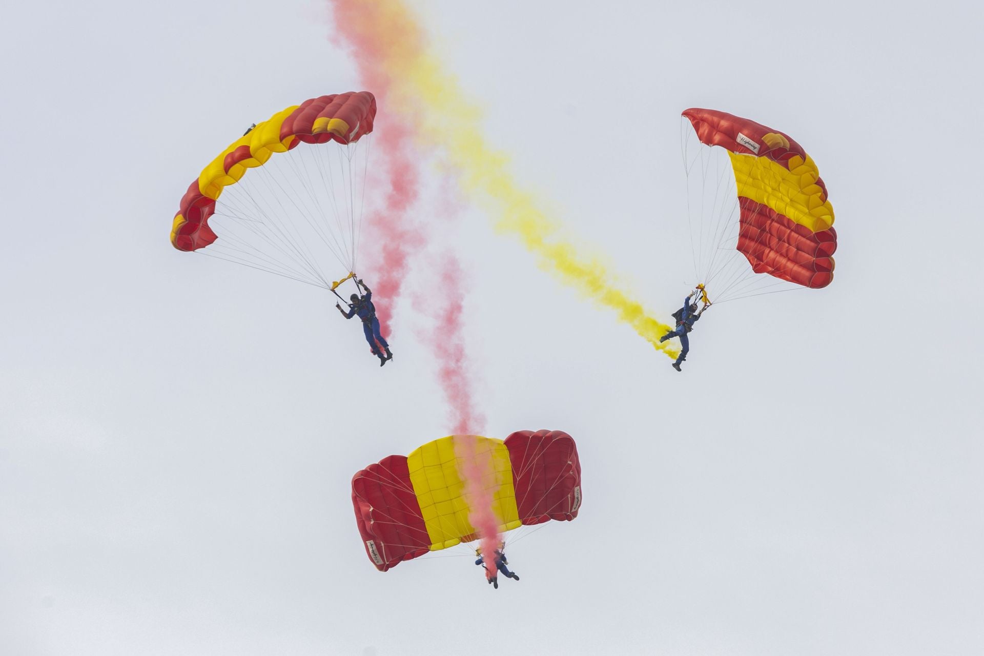 El Rey asiste al último vuelo de la mítica Patrulla Águila tras 40 años de acrobacias