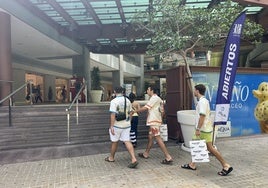 Un grupo de turistas entra al centro comercial Aqua Multiespacio.