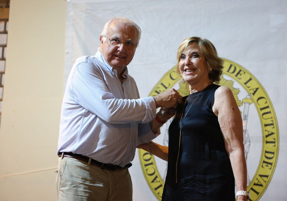 Imagen principal - Francisco Esteve, junto a Toña Játiva, honorable clavariesa vicentina 2024 y Carla Romero, reina del Ateneo.
