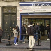 Jugadores en una administración para comprar La Bonoloto.
