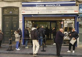 Jugadores en una administración para comprar La Bonoloto.