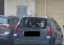 Coche con la luna trasera rota a pedradas en el barrio de San Antonio tras lanzarse unos jóvenes piedras en una reyerta.