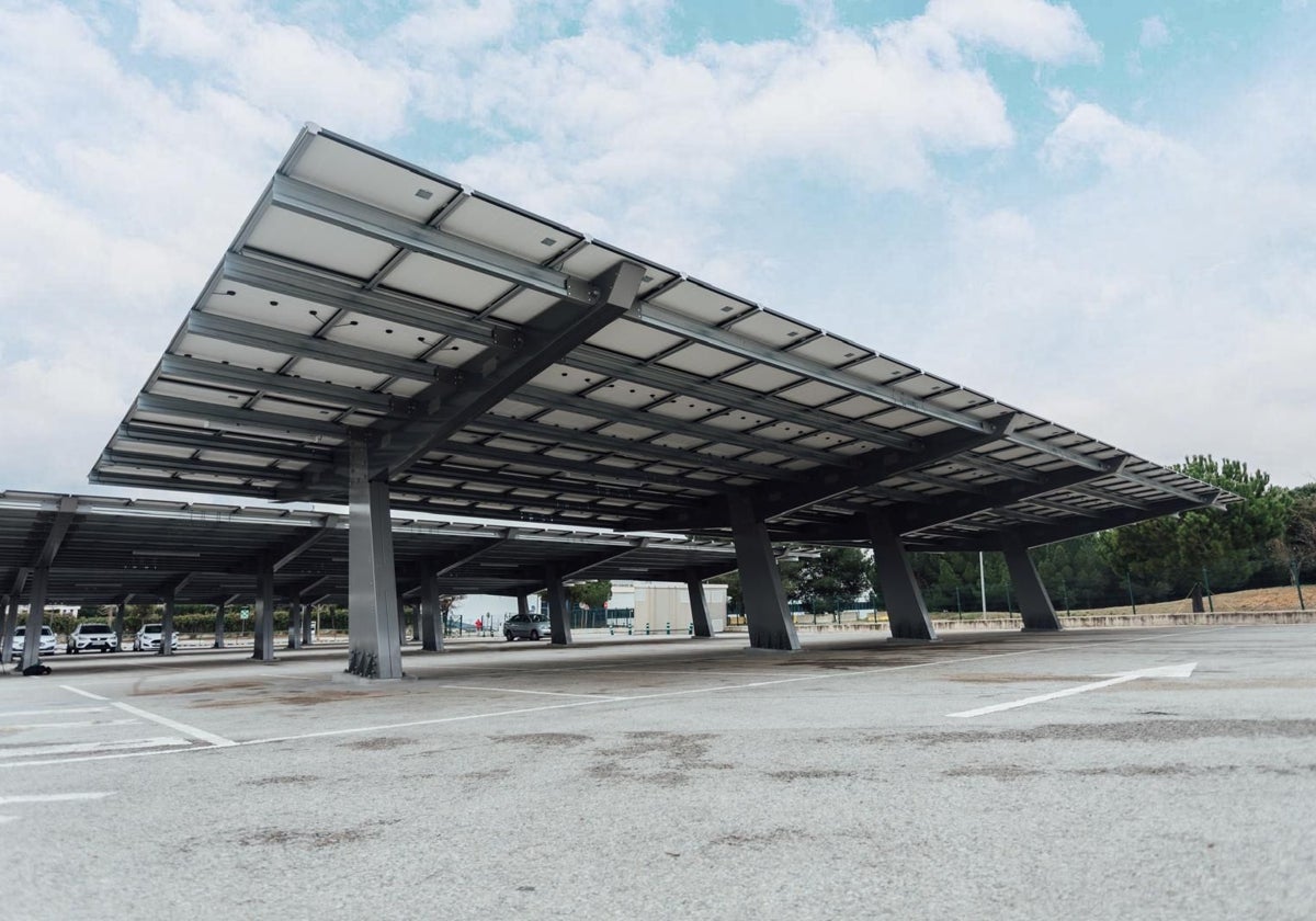 Marquesina con placas fotovoltaicas.