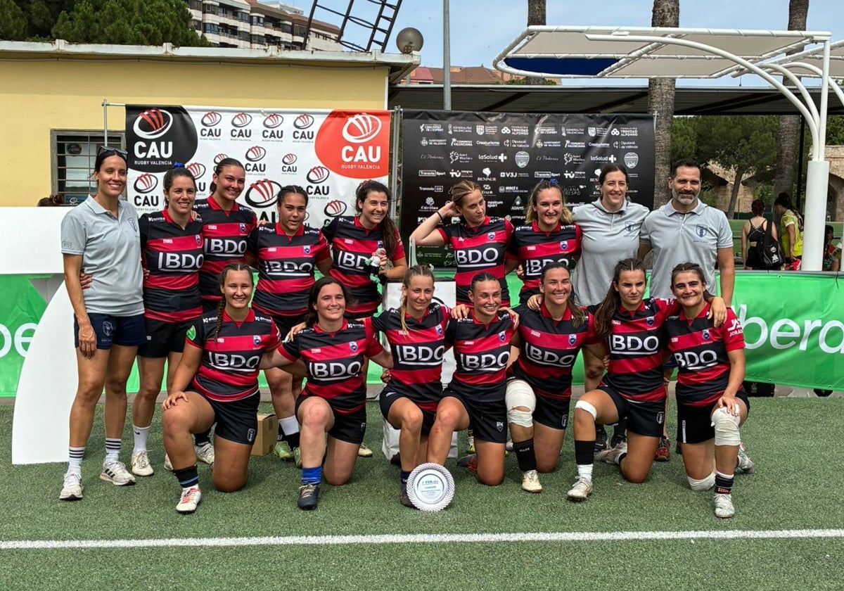 El Club de Rugby Sant Cugat posando con el trofeo de campeón.