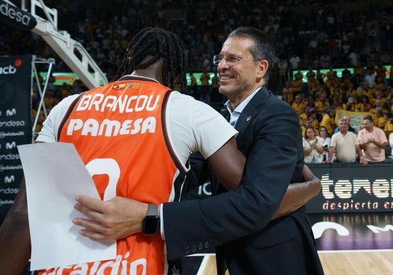 El entrenador del Valencia, Pedro Martínez (d), felicita al escolta Brancou Badio al término del tercer partido de las semifinales de la Liga Endesa de baloncesto que La Laguna Tenerife y Valencia Basket han disputado este sábado en el pabellón Santiago Martín de La Laguna, en Tenerife
