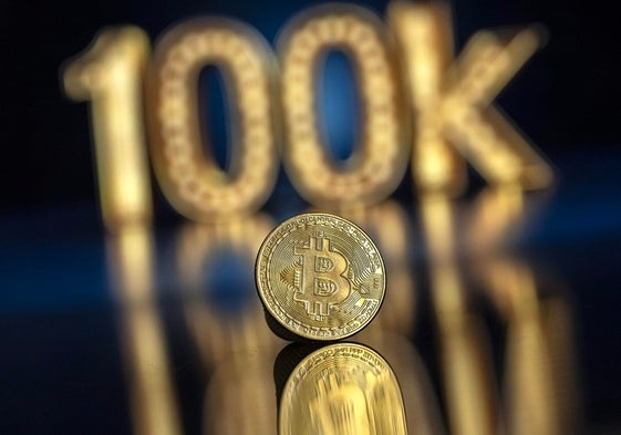 Vista de una moneda simbólica de Bitcoin, en Lugano, Suiza.