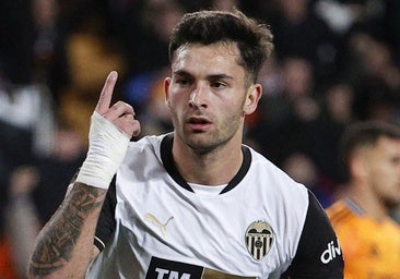 Hugo Duro posa junto a un león en sus vacaciones y alarma a la afición del Valencia: «Sigo vivo»