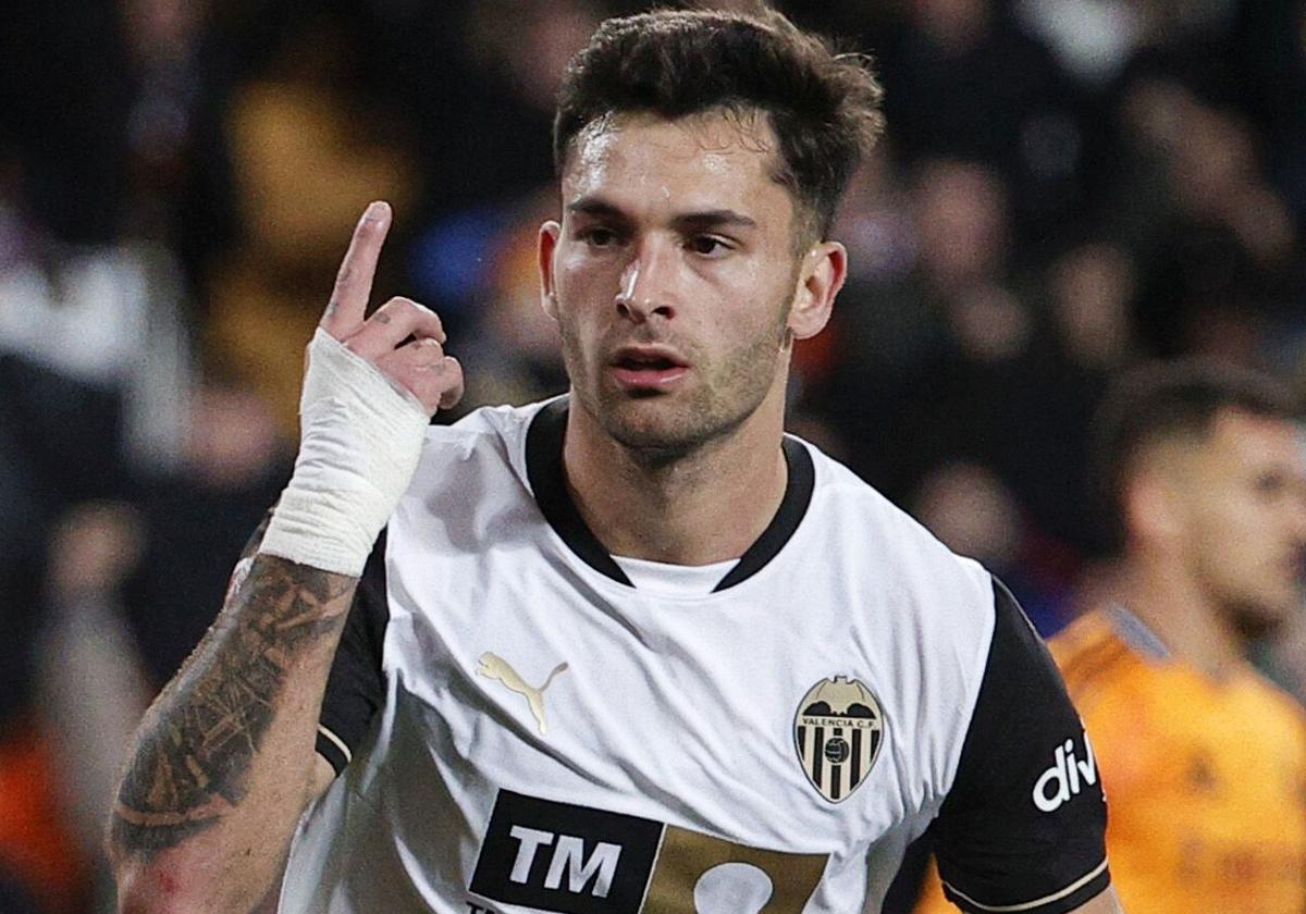 Hugo Duro, celebrando un gol con el Valencia CF.