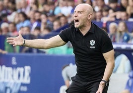Julián Calero, dando instrucciones desde la banda del Ciutat de València en un partido del Levante UD.