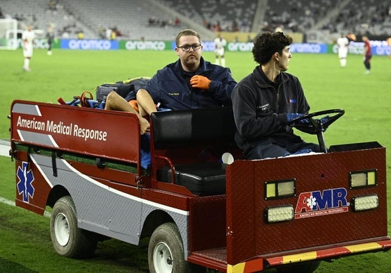 El costarricense Warren Madrigal, marchándose de la Copa Oro con las asistencias médicas.